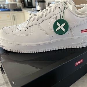 Air Force low 1 Supreme size 8.5 brand new in box